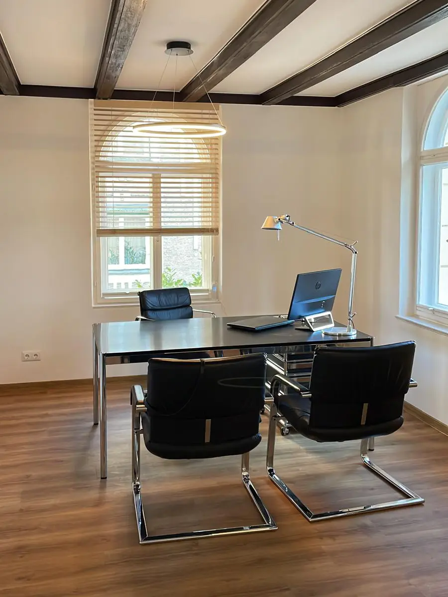 Besprechungszimmer mit zwei Stühlen