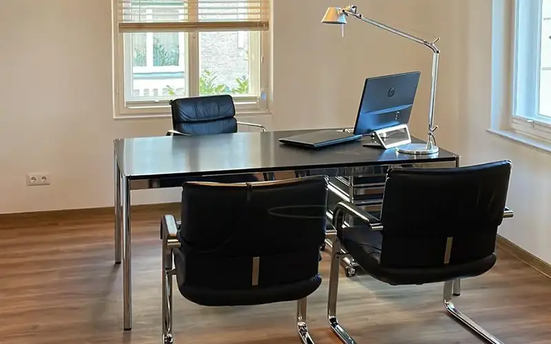 Besprechungszimmer mit zwei Stühlen